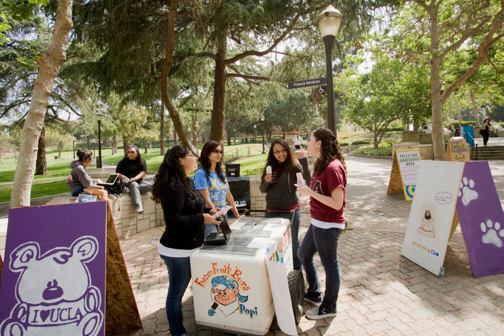 Students on Bruin Walk